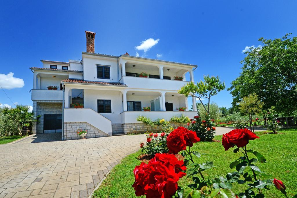 Apartments Mira Veleniki Exterior photo