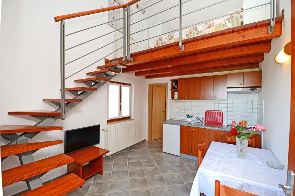 Apartments Mira Veleniki Exterior photo