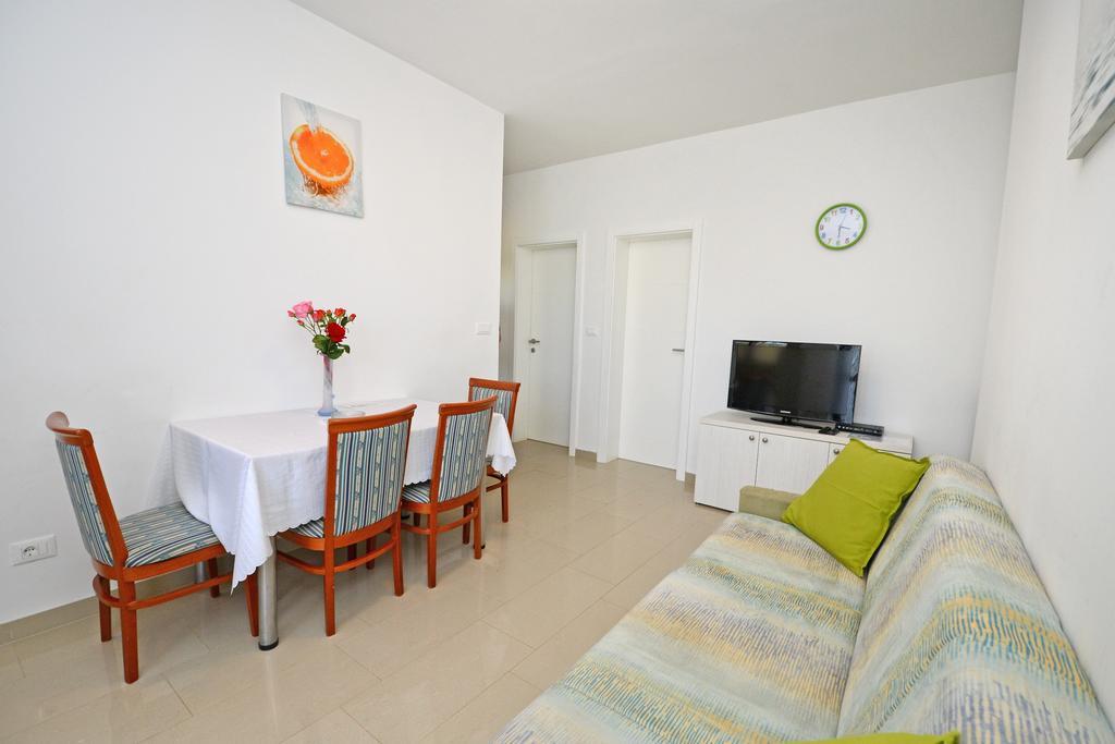 Apartments Mira Veleniki Exterior photo