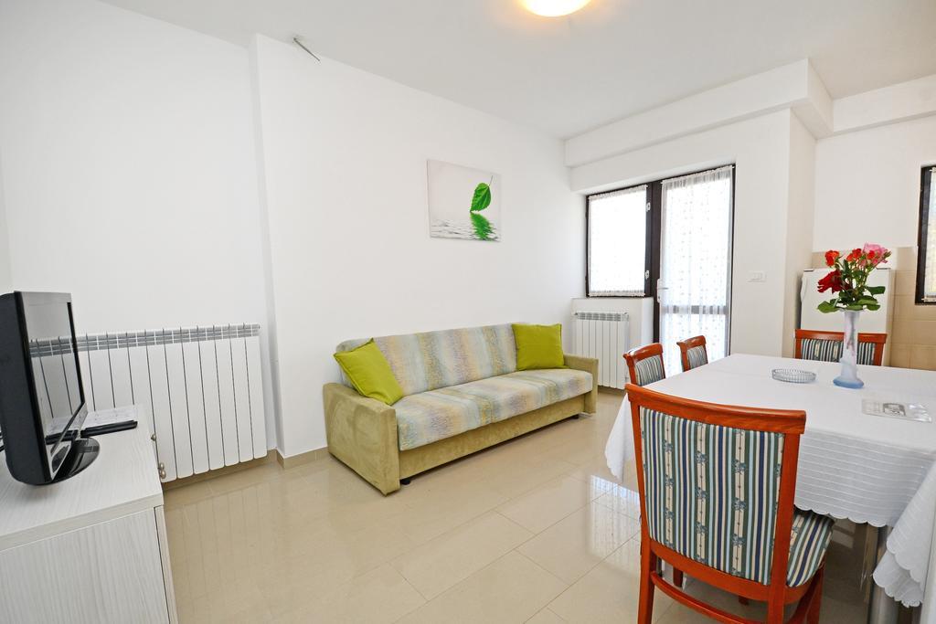 Apartments Mira Veleniki Exterior photo