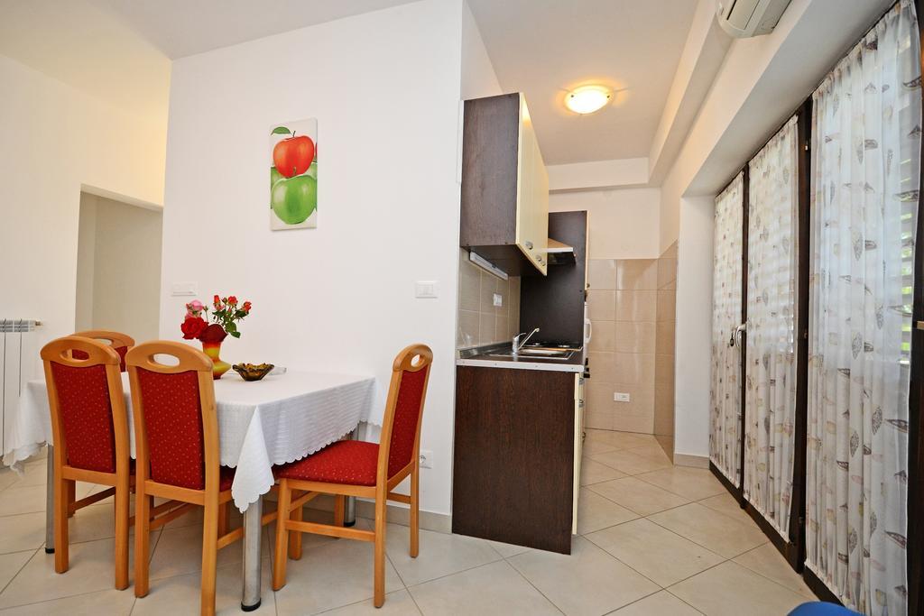 Apartments Mira Veleniki Exterior photo