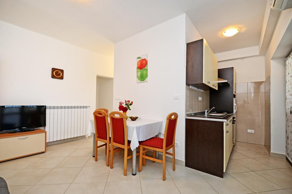 Apartments Mira Veleniki Exterior photo