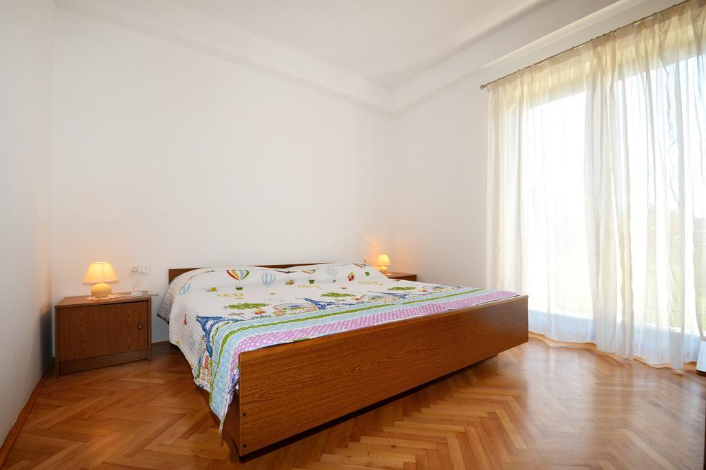 Apartments Mira Veleniki Exterior photo
