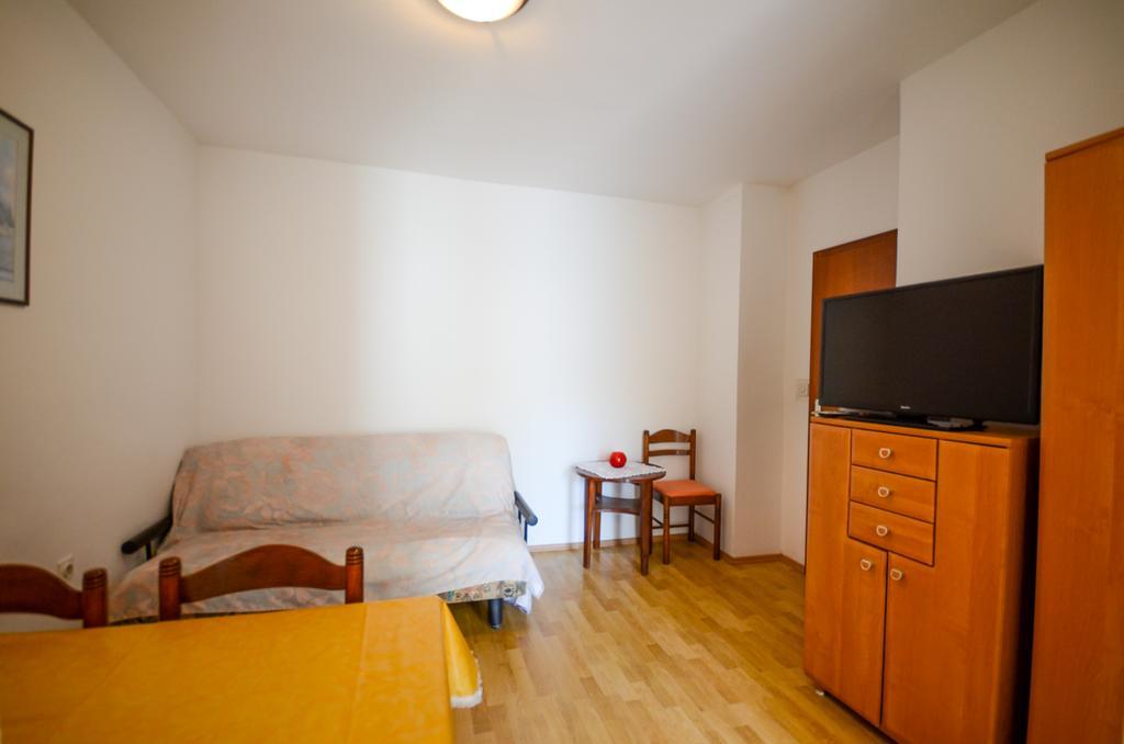 Apartments Mira Veleniki Exterior photo