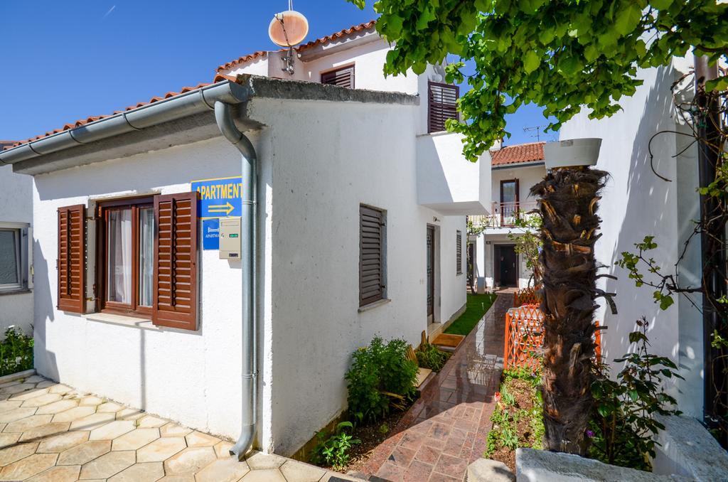 Apartments Mira Veleniki Exterior photo